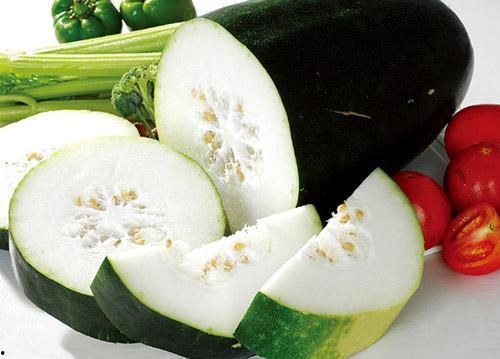 过年亲戚吃瓜,亲戚围坐话家常，吃瓜笑谈度佳节